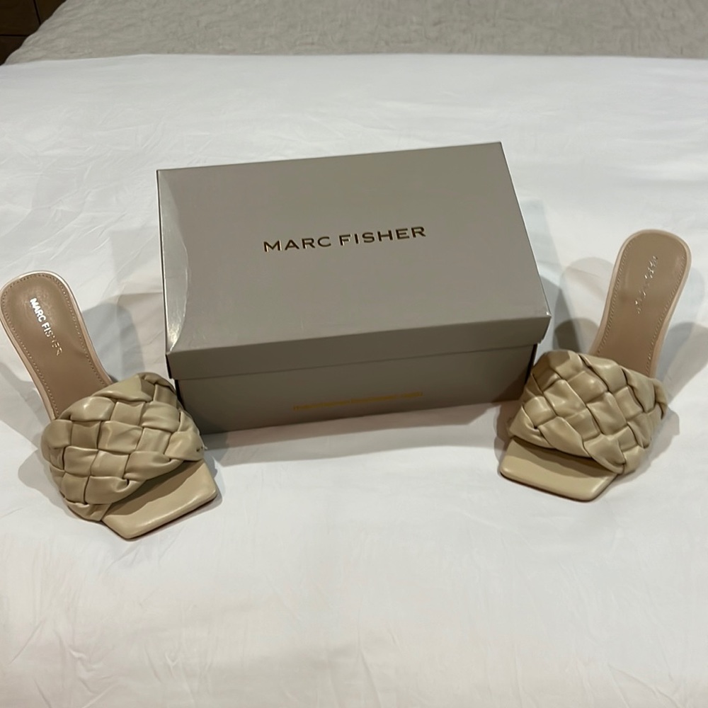 Beautiful Mark Fisher, cream colored slides, never worn!